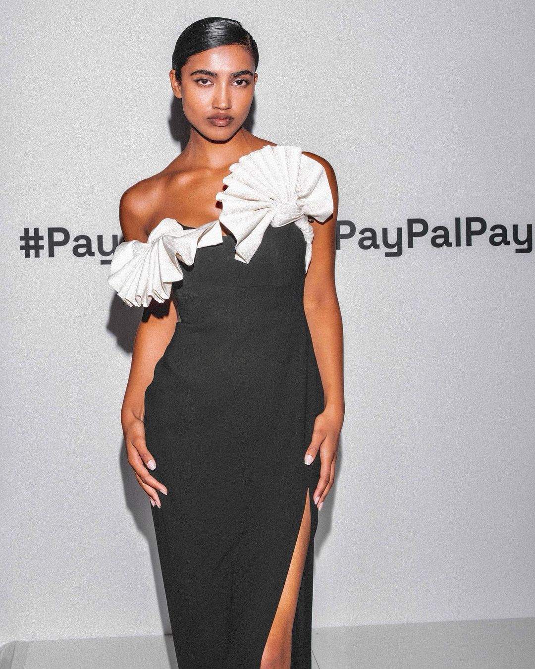 Pleated Detail Midi Dress Black White HV9661