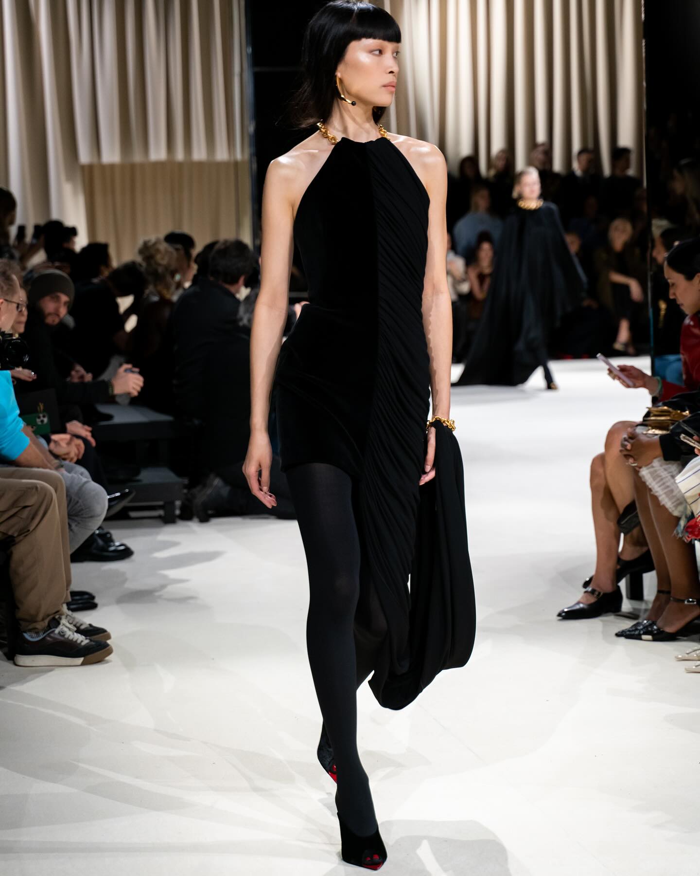 Halter Chain Detail Ruched Velvet Dress Black HV1615