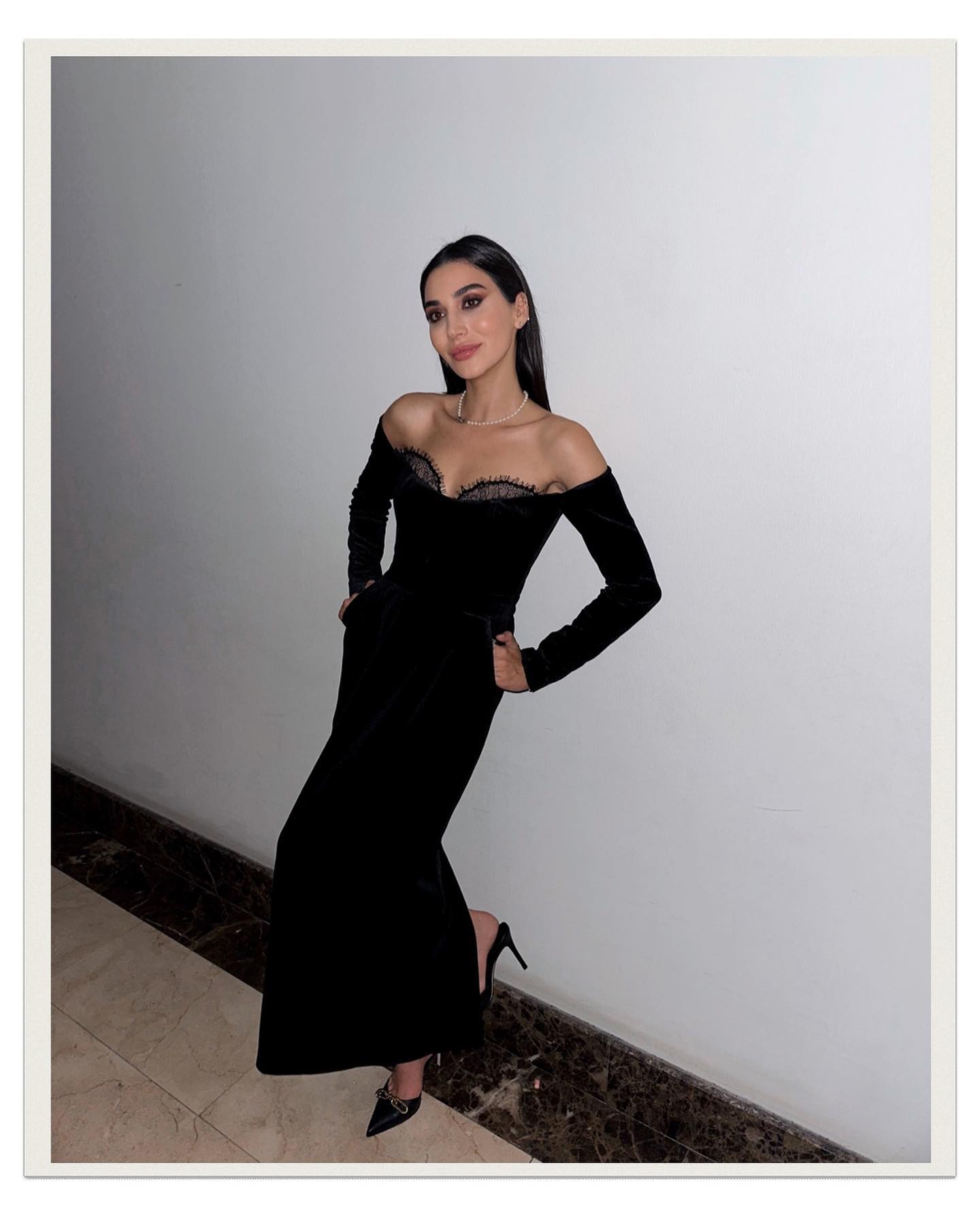 Long Sleeve Lace Insert Maxi Velvet Dress Black HV9962