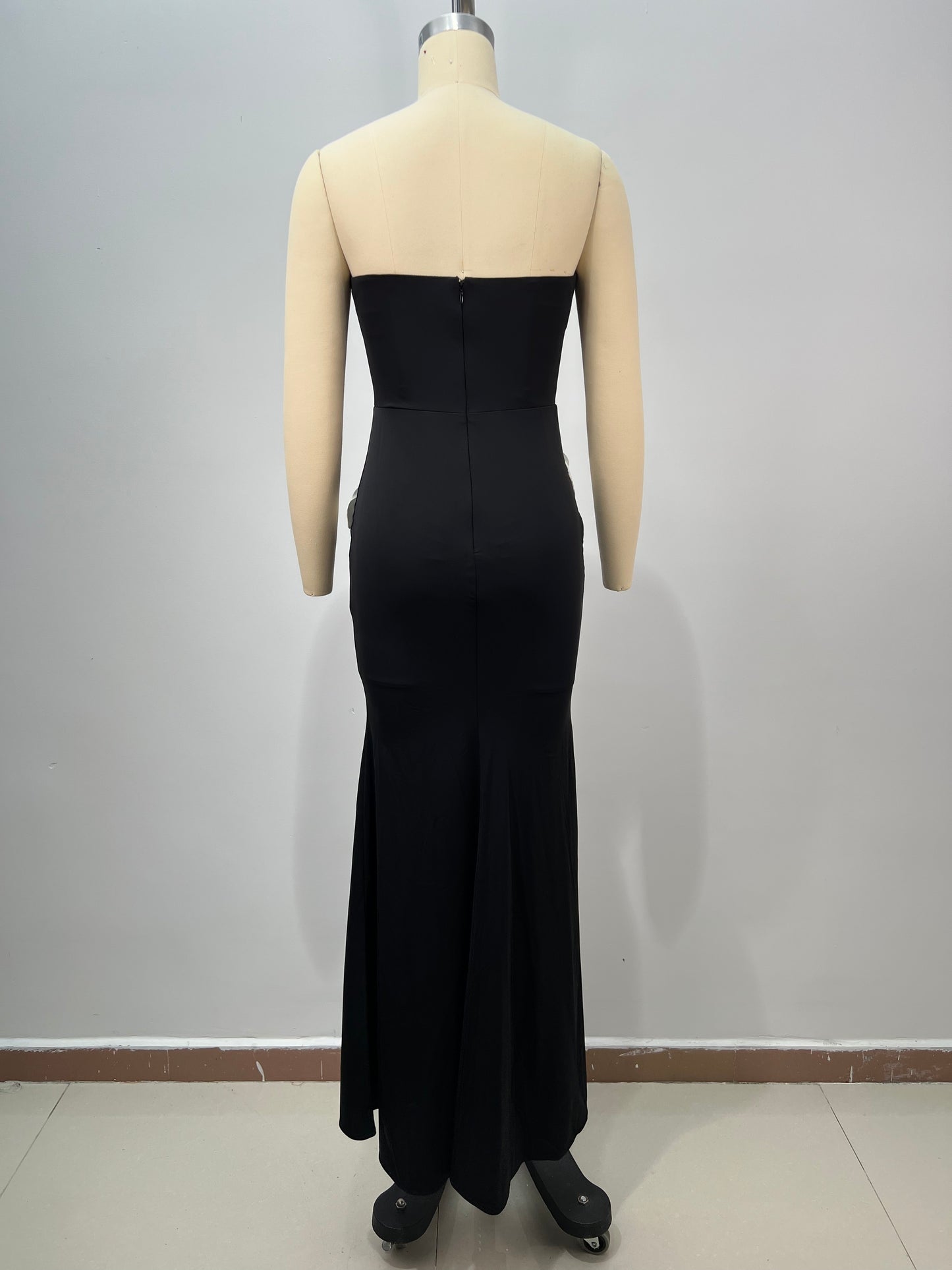 ชุดเดรสยาวเกาะอกประดับเลื่อมคริสตัลลายดอกไม้ สีขาวดำ HV2902