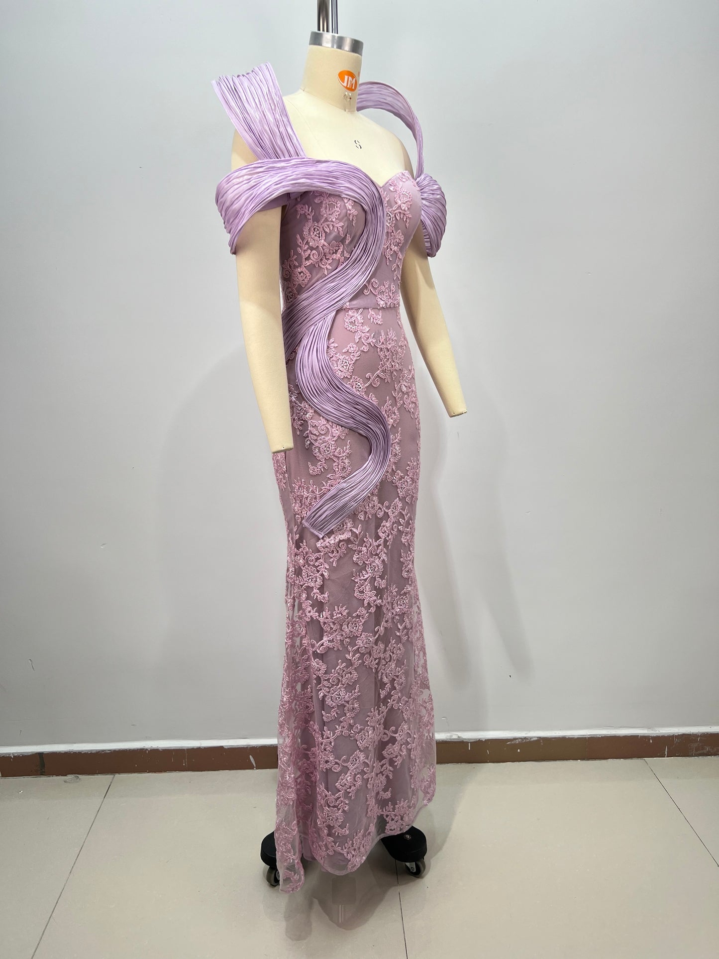 เดรสยาวผ้าลูกไม้ สีชมพูลาเวนเดอร์ HV2953