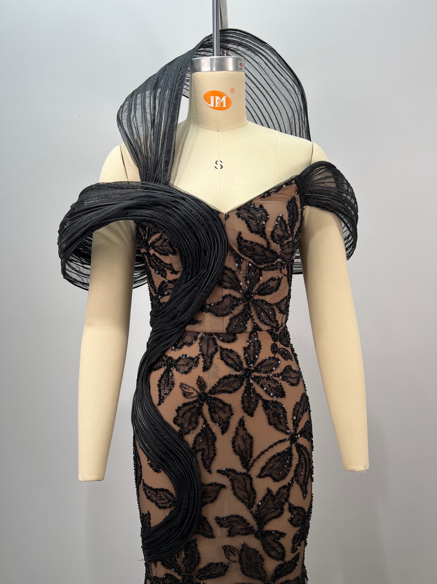 ชุดเดรสยาว Bardot ปักเลื่อมลายดอกไม้ สีดำ HV2843