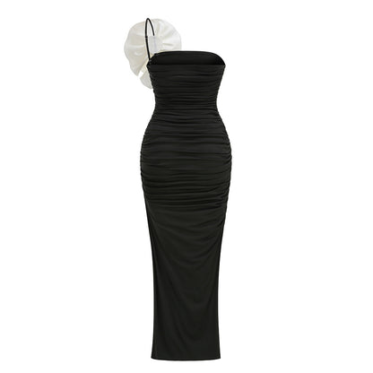 ชุดเดรสยาวเปิดไหล่หนึ่งข้าง ลายดอกไม้ ระบาย สีขาวดำ HV2650